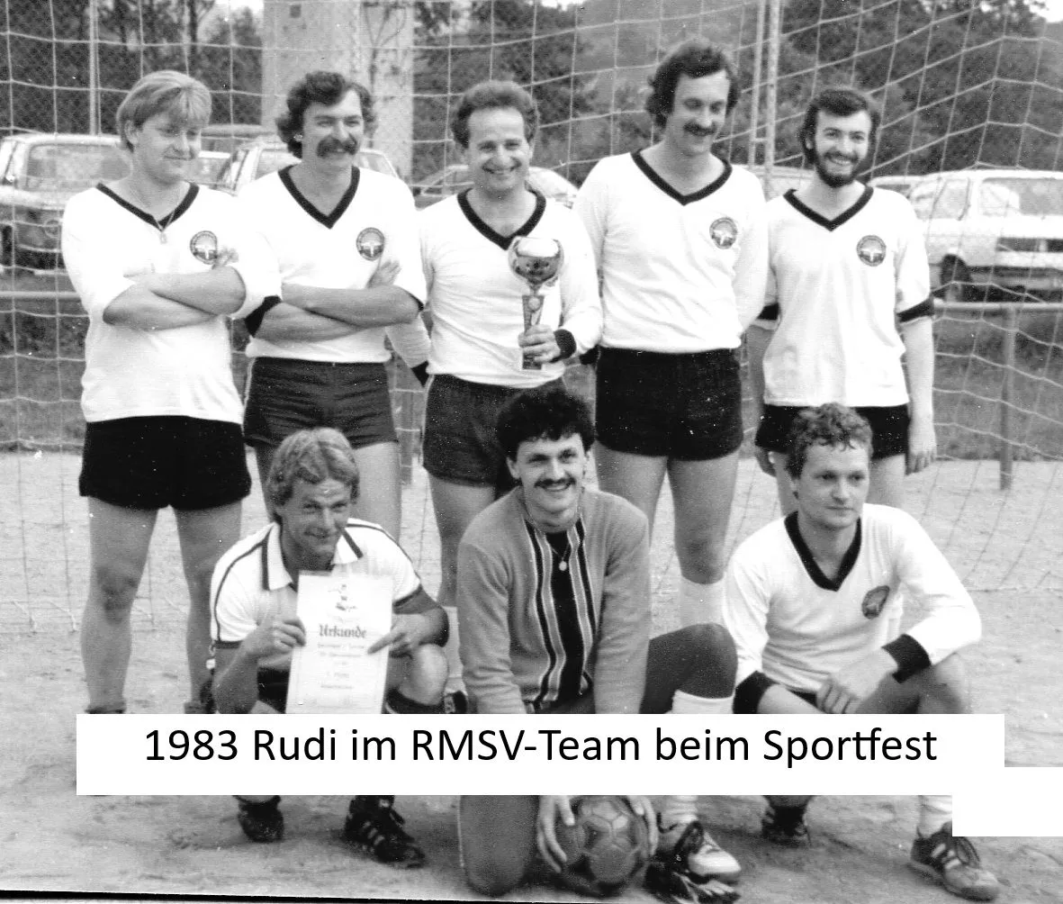 1983: Rudi Retsch im Team beim Sportfest, eine Schwarz-Weiß-Aufnahme