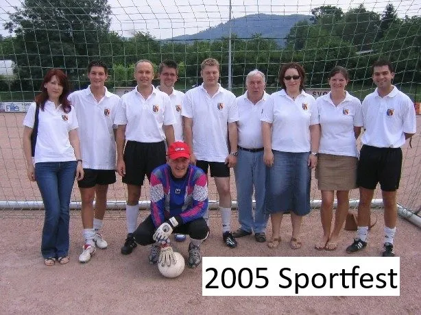 2005: Sportfest, eine Gruppe von Helferinnen und Helfern vor dem Tor