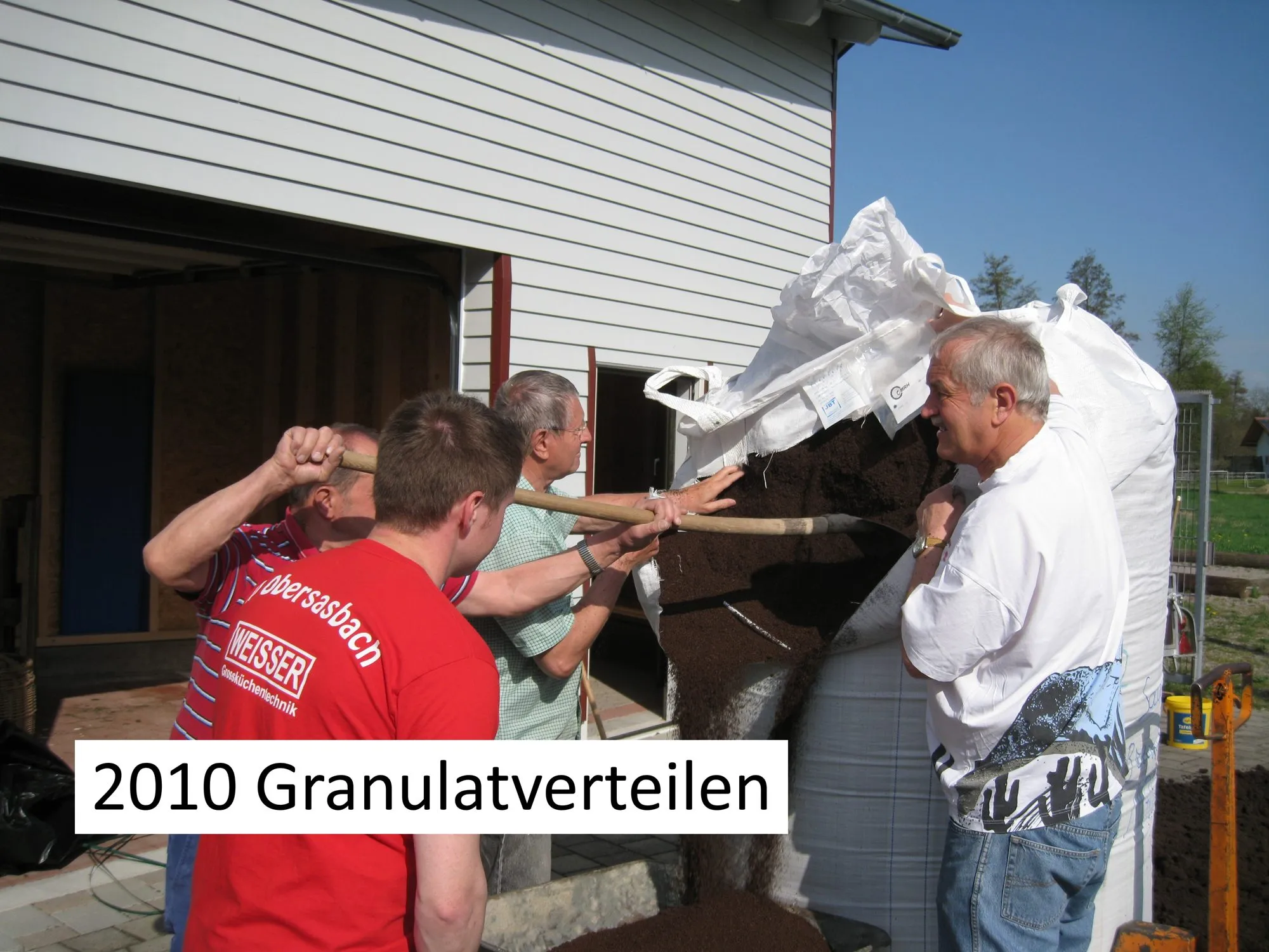 2010: Rudi Retsch beim Verteilen des Granulats