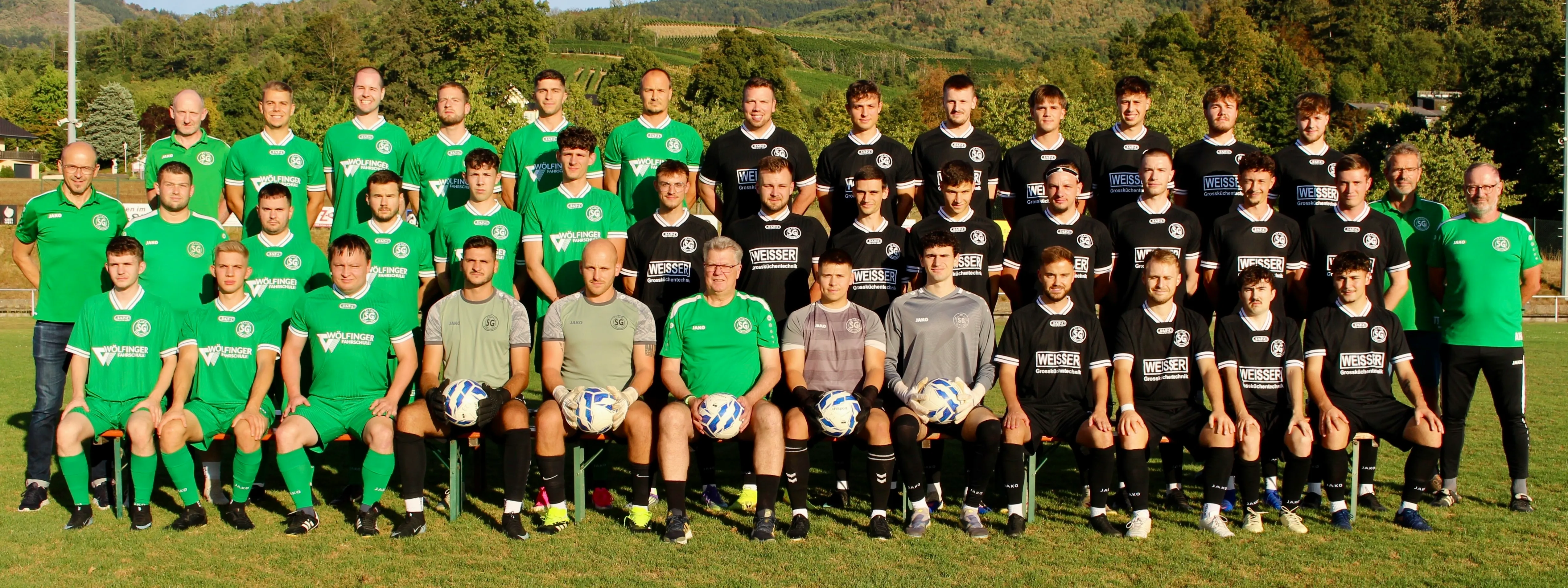 Kaderfoto der SG Lauf/Obersasbach, Saison 2026/27: Spieler und Trainer in drei Reihen, vollständige Aufstellung im Text unten