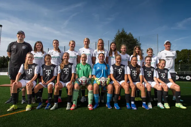 Mannschaftsfoto der C-Juniorinnen, Saison 2026/27, mit den Trainern Michael Matt und Markus Friedmann