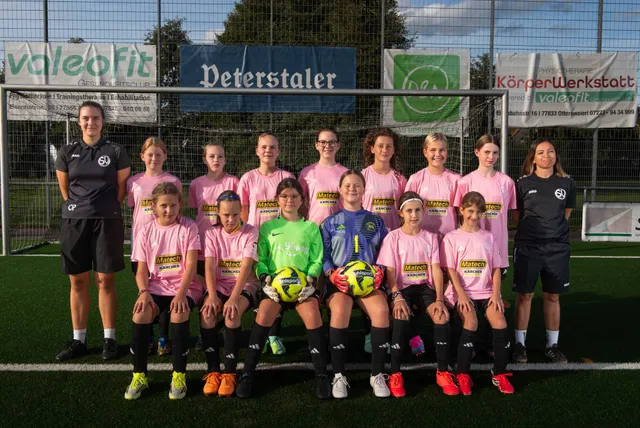 Mannschaftsfoto der D-Juniorinnen mit Trainerinnen, Saison 2026/27