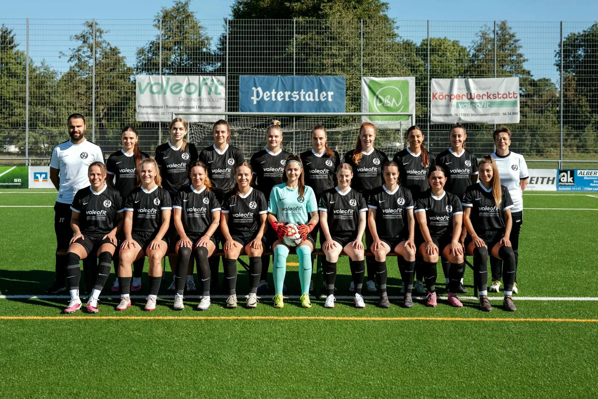 Mannschaftsfoto der Damenmannschaft in den neuen schwarzen Trikots, Saison 2026/27
