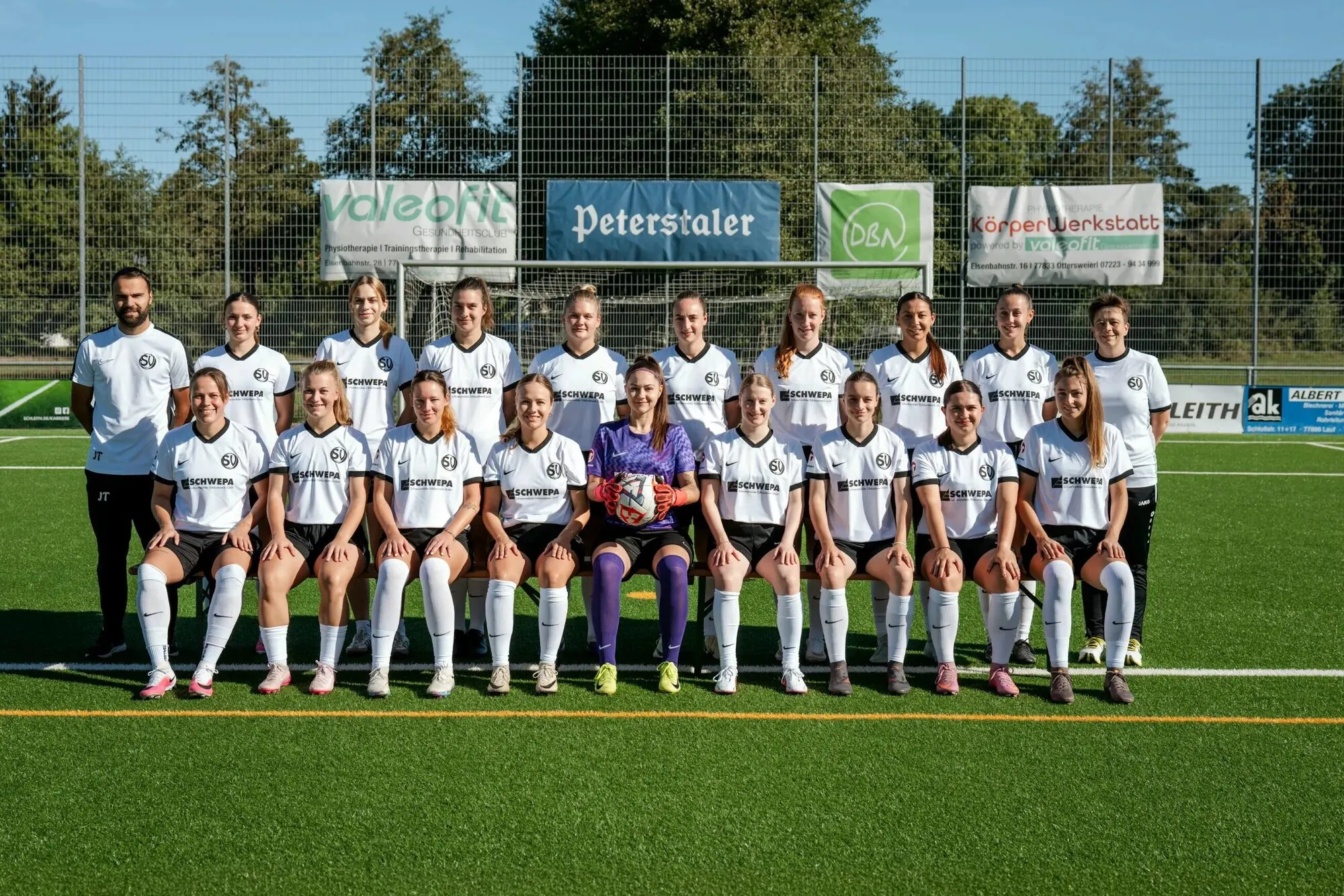 Mannschaftsfoto der Damenmannschaft in den neuen weißen Trikots, Saison 2026/27
