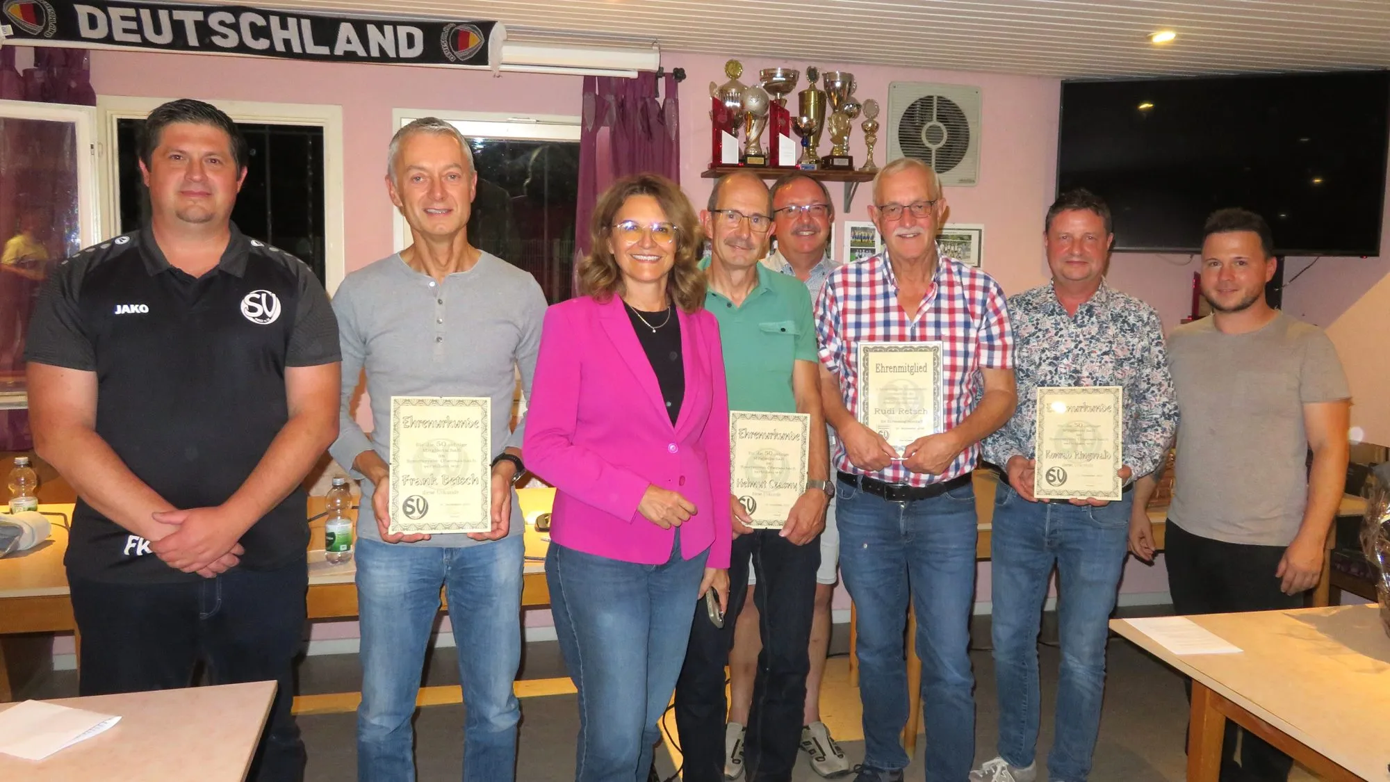 Die geehrten Jubilare mit Bürgermeisterin Dijana Opitz, Ortsvorsteher Bernhard Ringwald, Ehrenmitglied Rudi Retsch und dem Vorstand, alle mit ihren Urkunden im Clubhaus